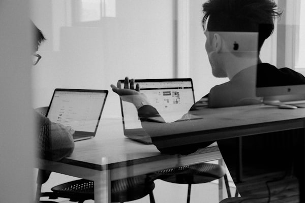 Hartă digitală cu pin-uri de locație - ghid SEO local pentru afaceri din România