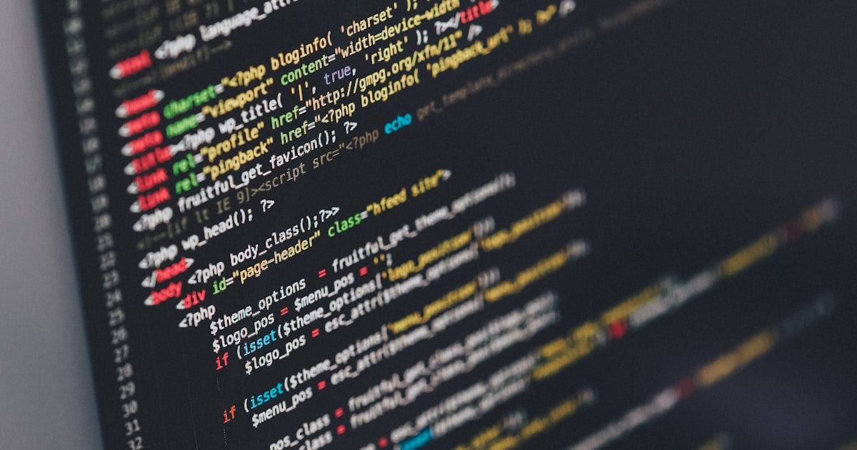 Comparație vizuală între site static rapid și WordPress cu elemente de design