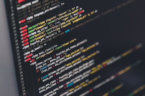 Comparație vizuală între site static rapid și WordPress cu elemente de design